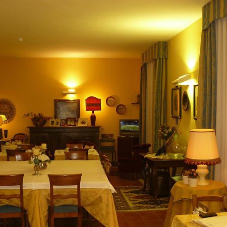 Hotel La Rocca Губио Екстериор снимка