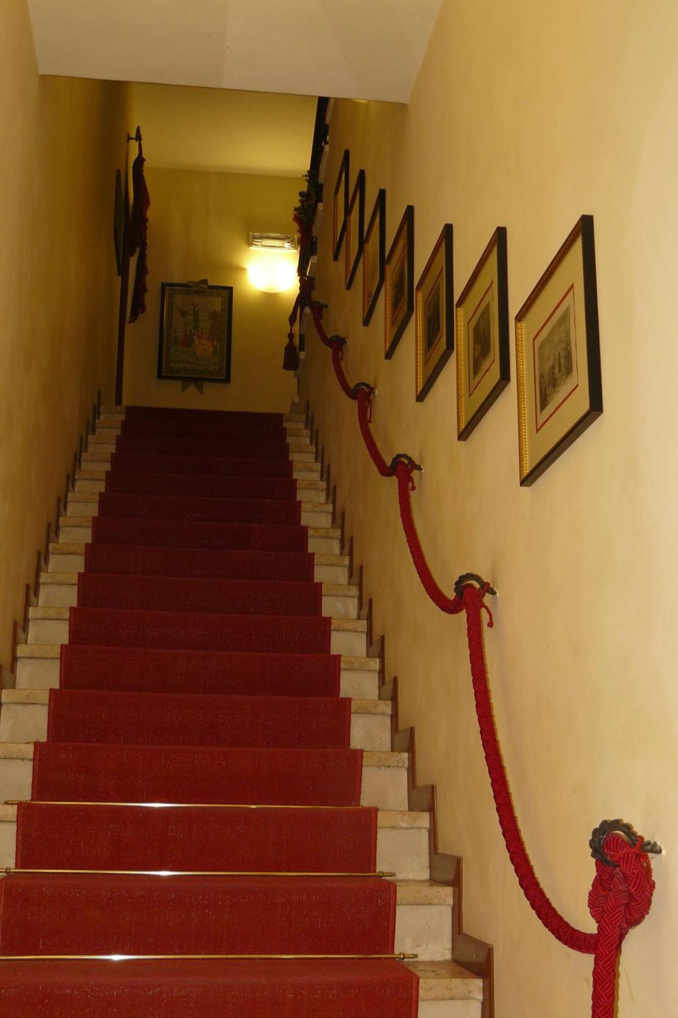 Hotel La Rocca Губио Екстериор снимка