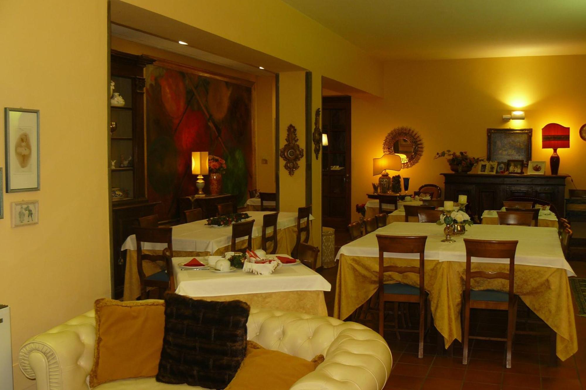 Hotel La Rocca Губио Екстериор снимка
