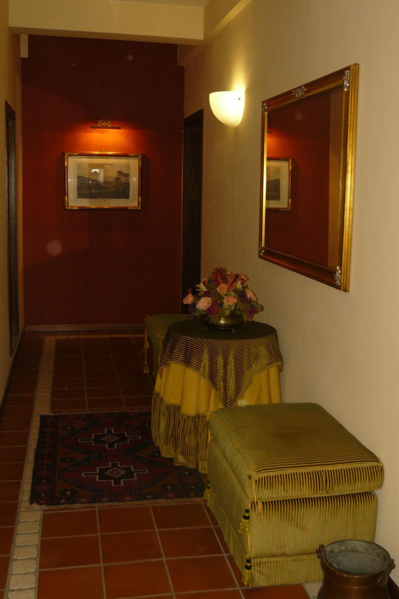 Hotel La Rocca Губио Екстериор снимка
