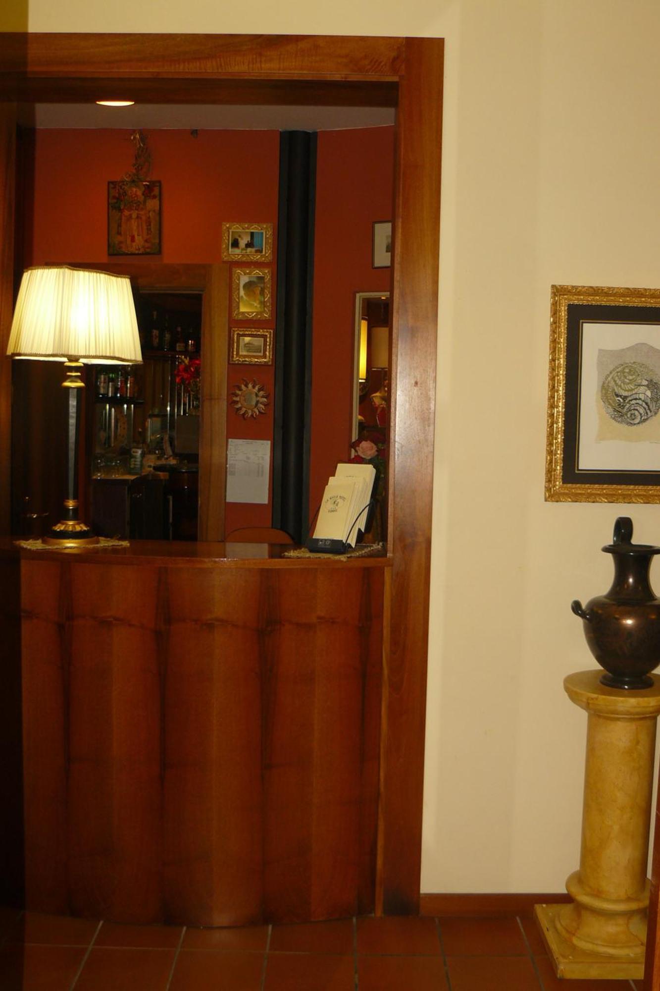 Hotel La Rocca Губио Екстериор снимка