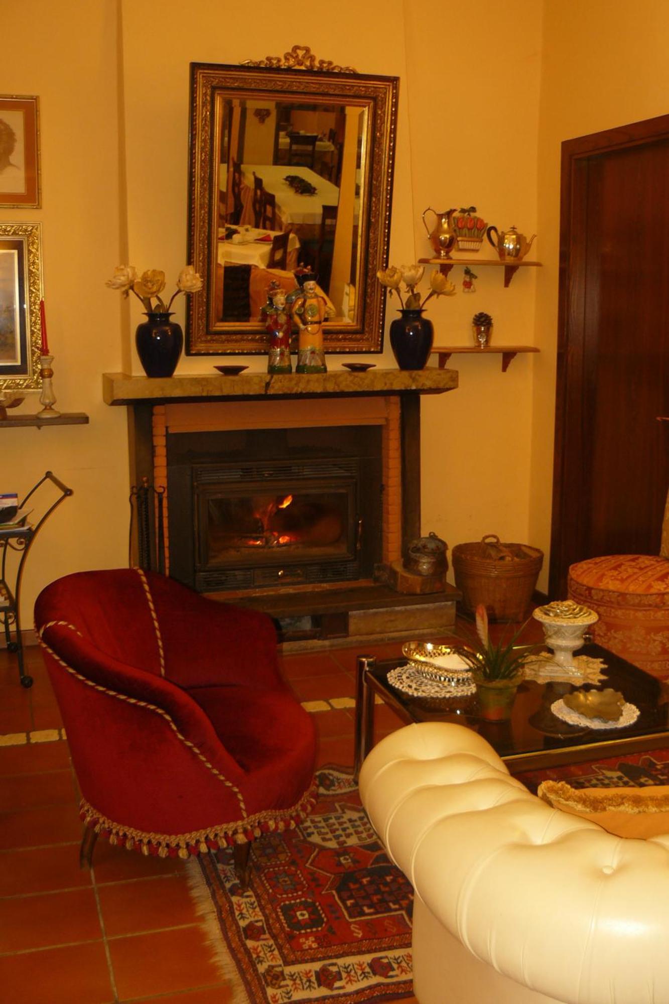 Hotel La Rocca Губио Екстериор снимка