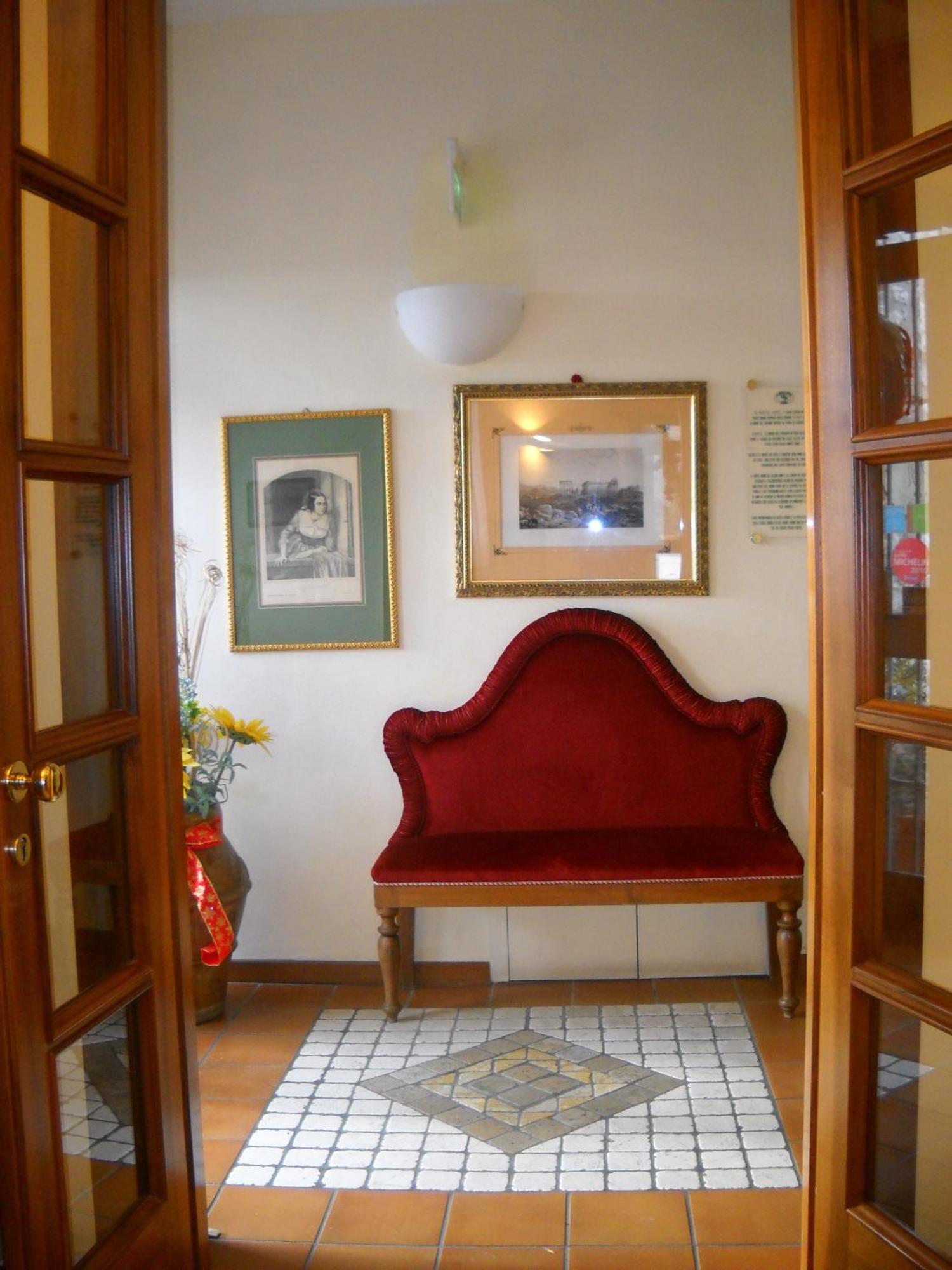 Hotel La Rocca Губио Екстериор снимка