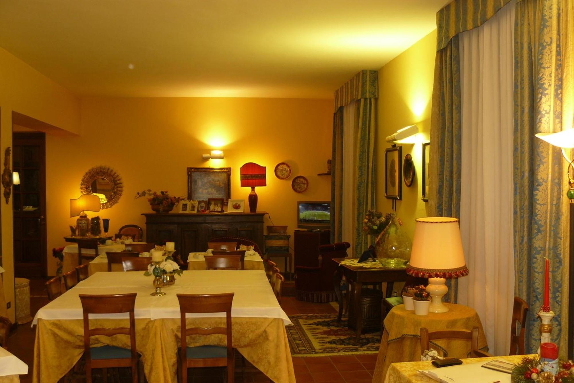 Hotel La Rocca Губио Екстериор снимка
