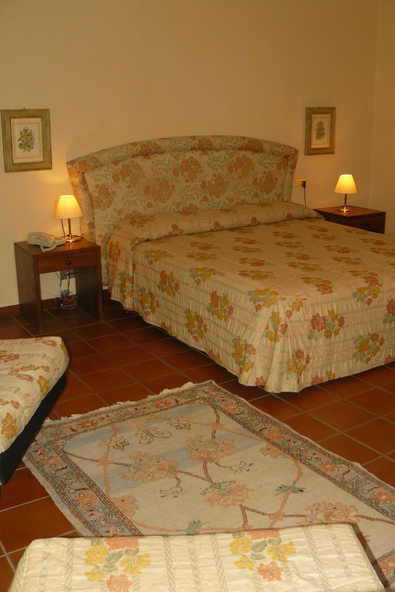 Hotel La Rocca Губио Екстериор снимка