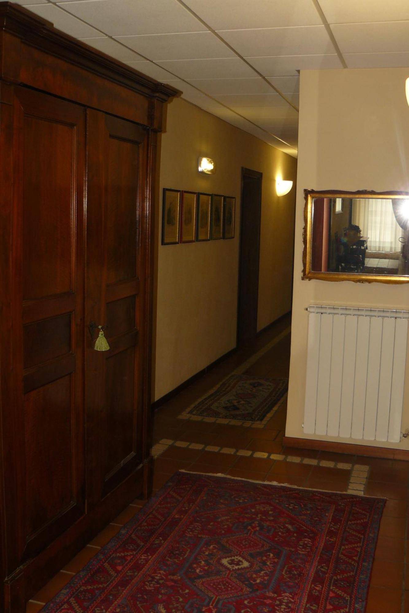 Hotel La Rocca Губио Екстериор снимка