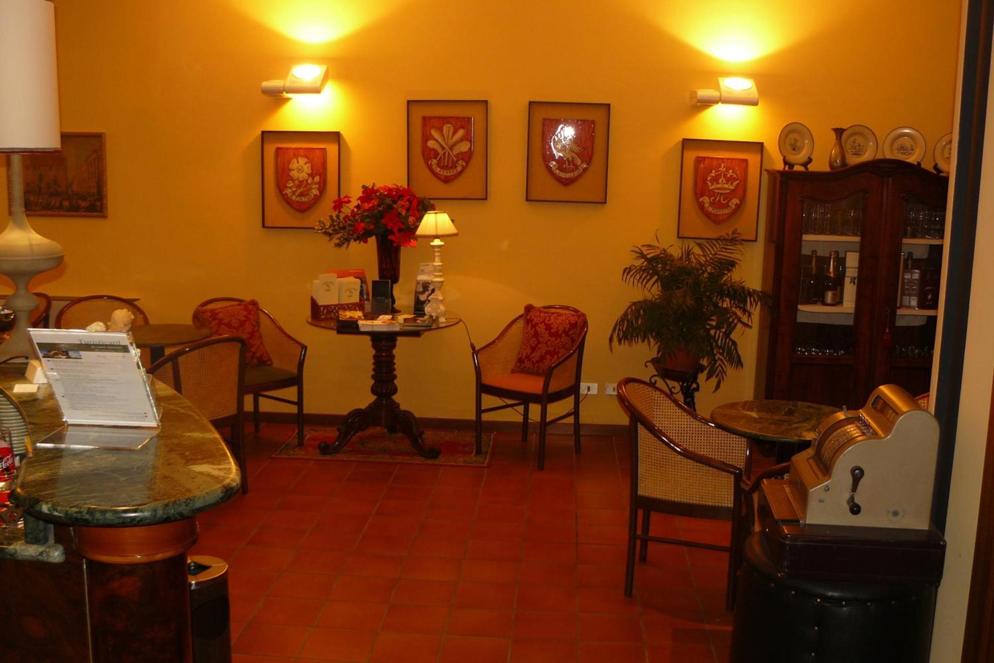 Hotel La Rocca Губио Екстериор снимка