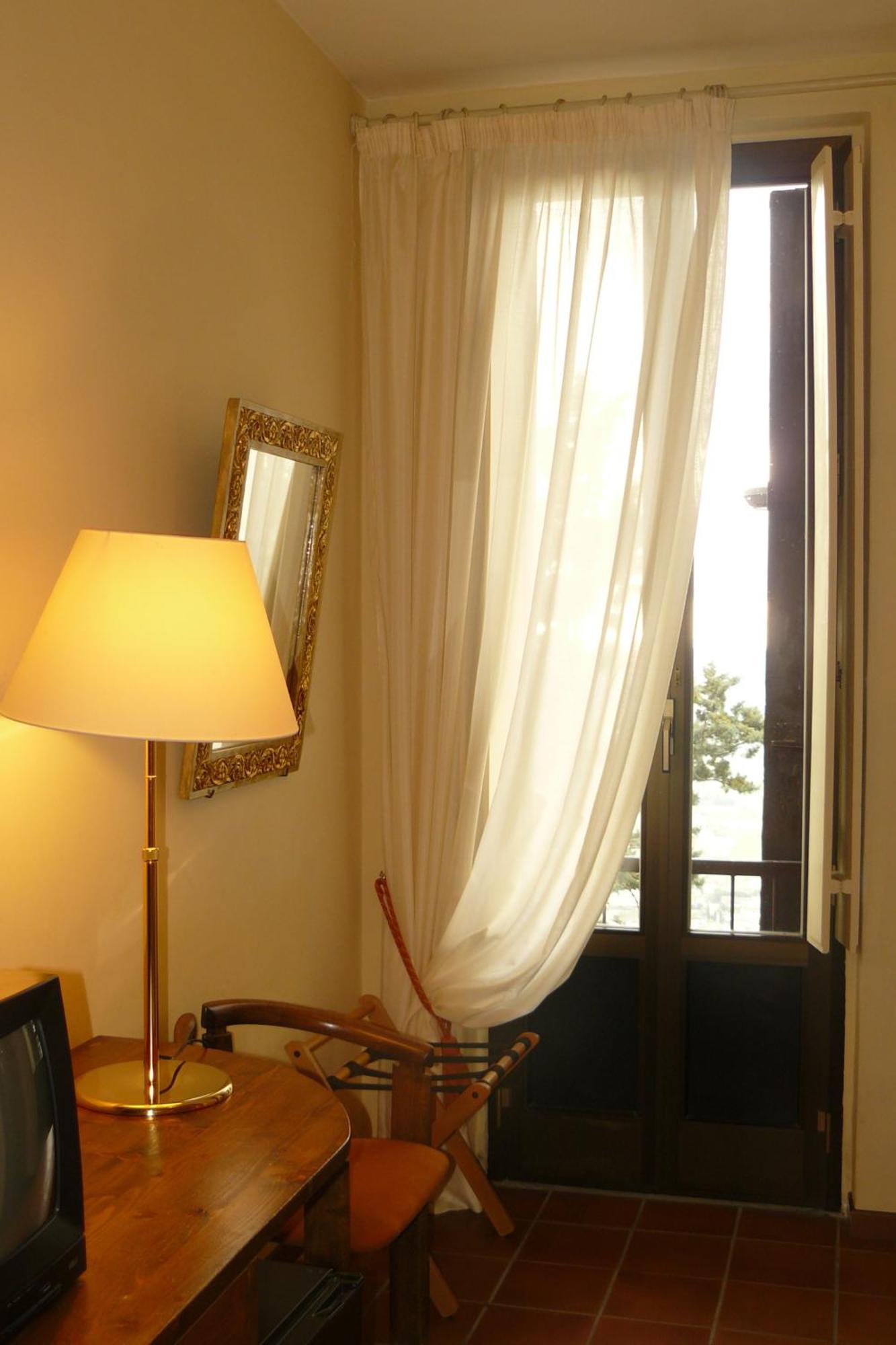 Hotel La Rocca Губио Екстериор снимка