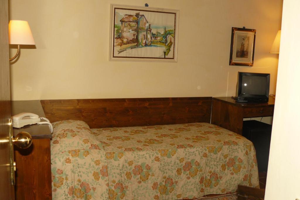 Hotel La Rocca Губио Стая снимка