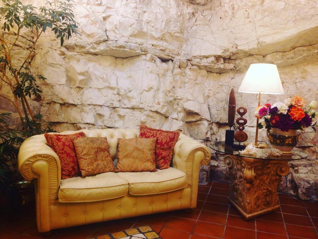 Hotel La Rocca Губио Екстериор снимка