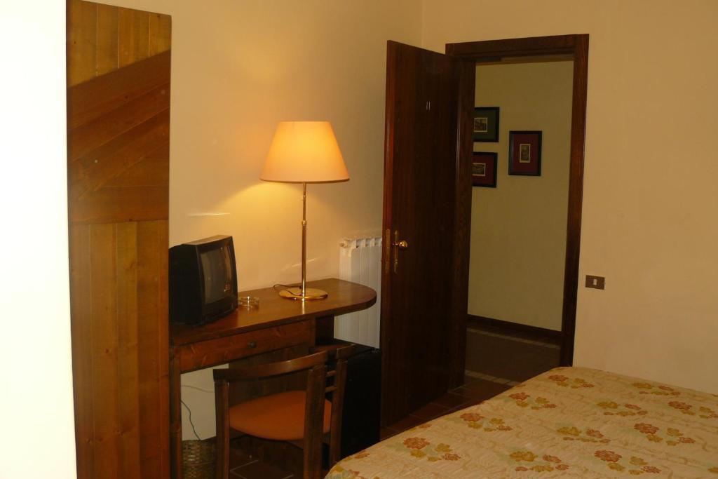 Hotel La Rocca Губио Екстериор снимка