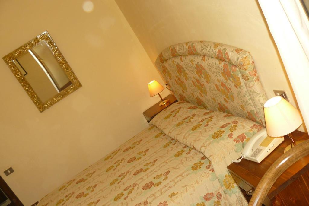 Hotel La Rocca Губио Стая снимка