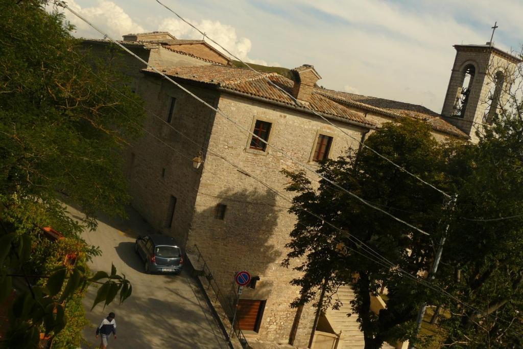 Hotel La Rocca Губио Екстериор снимка