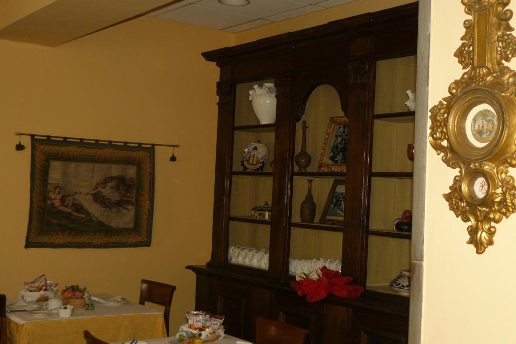 Hotel La Rocca Губио Екстериор снимка