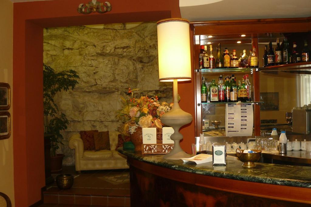 Hotel La Rocca Губио Екстериор снимка