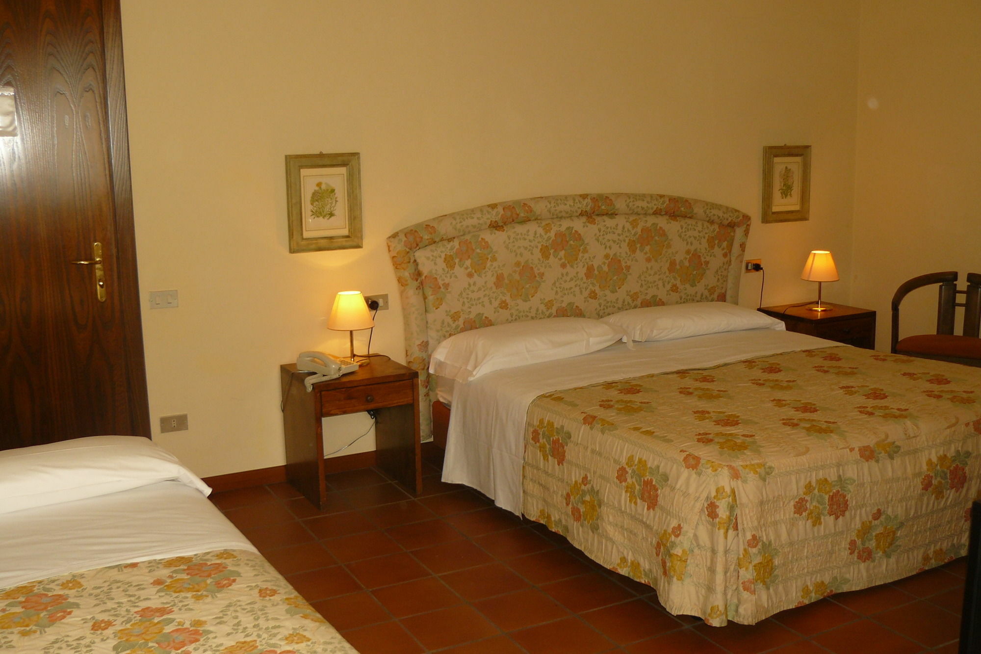Hotel La Rocca Губио Екстериор снимка