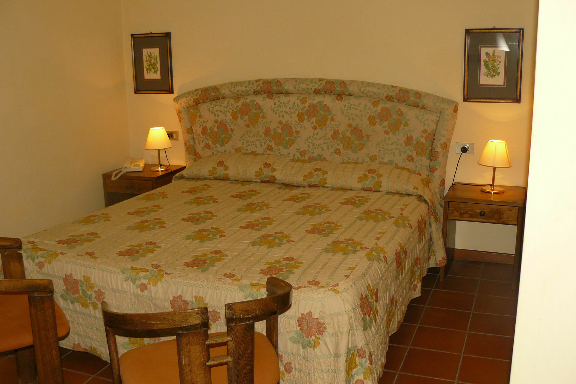 Hotel La Rocca Губио Екстериор снимка