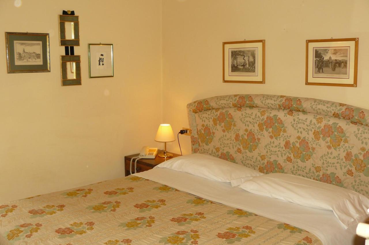 Hotel La Rocca Губио Стая снимка